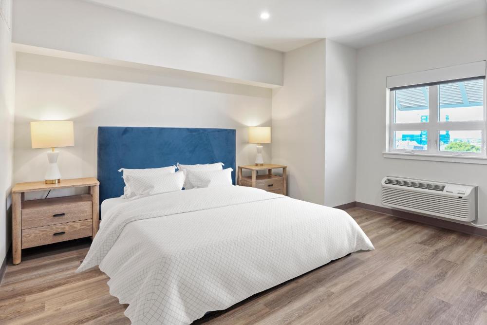Deluxe King Suite interior